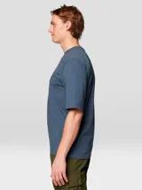 Camiseta de manga corta color azul grisáceo, confeccionada en jersey 100% algodón liviano, con estampado serigrafiado a base de agua y sin PVC del logo de Mountain Hardwear en el pecho.