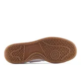 Championes urbanos New Balance modelo 80, color blanco con logo "N" en rosa y suela marrón.