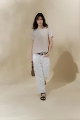 Pantalón de lino color blanco, de corte recto y tiro medio.