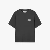Camiseta gris con estampado ovalado en la espalda con el logo de la marca Nude Project en color verde.
