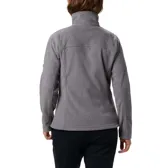 Chaqueta de microfibra color coral, con bolsillos laterales y cierre frontal, ideal para actividades al aire libre.