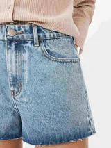 Short de jean celeste de tiro alto con botón metálico y ruedo desflecado.