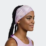 Vincha deportiva ancha con estampado a cuadros en tonos violeta, lila y blanco.