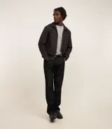 Suéter masculino de malla de viscosa y poliamida color gris claro, con textura de cuadros grid, cuello redondo y mangas largas.