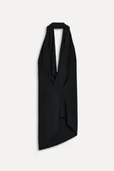 Top negro de viscosa con cuello halter drapeado, espalda descubierta y bajo asimétrico.