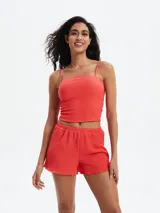 Short negro de tejido texturizado con cintura elástica.