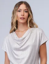 Blusa con lurex gris, de ajuste fluido y diseño con cuello drapeado, ideal para ocasiones especiales.