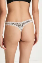 Colaless con estampado animal print y borde de encaje blanco.