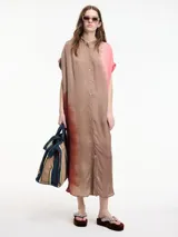 Vestido camisero largo con botones frontales, manga corta, cuello mao y bolsillos laterales ocultos. Estampado con efecto tie-dye en tonos marrones y rosados.