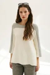 Buzo de punto color beige con mangas 3/4 y detalle bitono en gris en cuello y mangas.