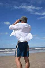 Short de baño azul marino liso con logo de la marca en la pierna izquierda.