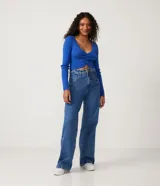 Blusa cropped azul de punto acanalado con escote en V, mangas largas y fruncido frontal.