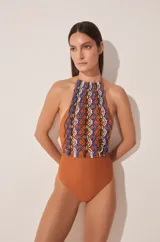 Bañador entero de halter con diseño macramé en la parte superior, ideal para el verano.