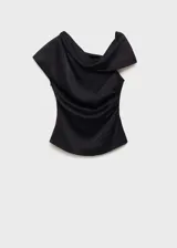 Blusa negra de fiesta con cuello asimétrico y diseño drapeado. Cierre de cremallera lateral y forro interior.
