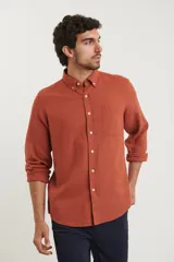 Camisa color ladrillo de lino y algodón, de manga larga con cuello abotonado y bolsillo en el pecho.