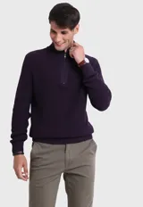 Sweater de punto morado con medio cierre, cuello alto y diseño texturizado, ideal para combinar con camisas y pantalones.