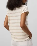 Camiseta de algodón color crudo con rayas horizontales color beige, cuello redondo y mangas cortas con hombro caído.