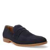 Mocasines tipo penny loafer de gamuza color azul marino, con costuras decorativas en la puntera y tira de adorno cruzada en el empeine. Suela de goma color caramelo.