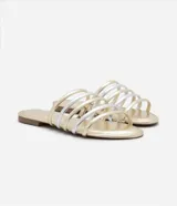 Sandalia plana tipo mule con tiras acolchadas en tonos dorado y plateado alternados, puntera cuadrada y suela plana.