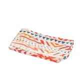 Pañuelo pashmina rectangular de tejido ligero color blanco con estampado de figuras geométricas en tonos naranja, azul y gris.