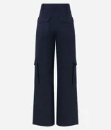 Pantalón recto de sarga color azul marino, con trabillas en la cintura, bolsillos cargo laterales y cierre delantero con botón y cremallera.