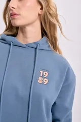 Canguro azul con capucha y cordones ajustables, con estampado de Sebastián el cangrejo de La Sirenita en la espalda.