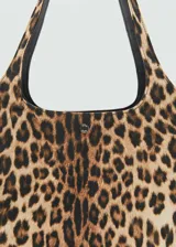 Bolso tipo tote color marrón claro, con doble asa de hombro y cierre metálico a presión.