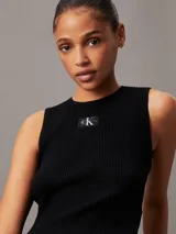 Musculosa negra de lyocell de canalé con cuello redondo y logo de Calvin Klein en el pecho.