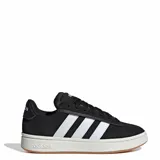 Championes Adidas Grand Court Alpha de cuero sintético negro con las tres tiras laterales blancas y suela blanca con base marrón.