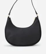 Cartera tipo baguette color beige, confeccionada en PU con acabado liso. Cuenta con cierre de cremallera y metales en tono dorado claro. El asa es ajustable y tiene un espacio interno ideal para el uso diario.