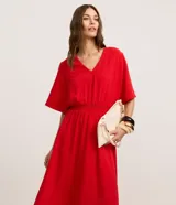 Vestido evasê midi color rojo, confeccionado en tejido airflow con escote en V, mangas cortas amplias y cintura elastizada. Material más sostenible: poliéster certificado GRS.