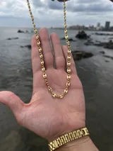 Cadena dorada con eslabones tipo "grano de café".