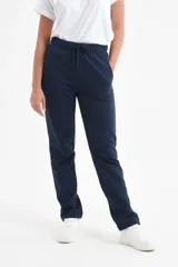 Pantalón deportivo recto azul marino con tejido interior afelpado y cintura con cordón ajustable.