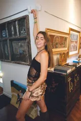 Minifalda plateada con lentejuelas, pretina elastizada y dos volados en el ruedo.