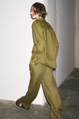 Pantalón palazzo color ladrillo confeccionado en lino 100%, de tiro medio con cintura ajustable con cordones, bolsillos laterales ocultos en costura y pierna ancha.