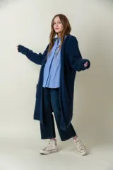 Cardigan largo azul marino de mohair con bolsillos laterales.
