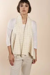 Chaleco marrón con diseño a cuadros, solapas anchas y bolsillos laterales.