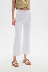 Pantalón jean blanco, recto y de calce alto con terminación desflecada.