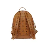 Mochila de lona revestida color marrón con monograma de la marca en toda la superficie, tachuelas metálicas doradas bordeando los bolsillos laterales, cierre bidireccional, asa superior reforzada, correas ajustables, dos compartimientos en la parte interior uno de ellos ideal para trasladar una tablet, bolsillos interior y exterior con cierre y placa metálica grabada con el nombre de la marca en la parte frontal.