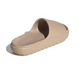 Sandalias tipo ojotas Adidas Adilette, color beige con logo Adidas en relieve en la tira superior.