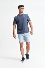 Bermuda de jean celeste, corte regular, con pasacinto.