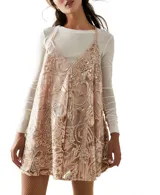 Mameluco corto color rosa pálido con lentejuelas doradas, escote halter y espalda descubierta.