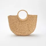 Bolso shopper de paja color beige con asas circulares rígidas.