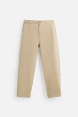 Pantalón color arena de corte recto, confeccionado en tejido de algodón con estructura canvas. Cuenta con cintura ajustable con trabillas laterales, bolsillos frontales y traseros de vivo. Cierre frontal con cremallera y botón.
