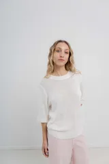 Buzo de punto liviano color negro, de diseño oversize con cuello redondo y mangas 3/4. Presenta terminaciones acanaladas en cuello, puños y cintura.