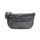 Riñonera de cuero color negro, con forma curva y textura granulada. Posee dos compartimentos frontales con cierre y un bolsillo interno con cierre. Incluye correa ajustable para llevar al hombro o cruzada.