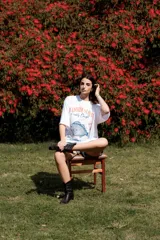 Remerón blanco de algodón con estampado de un pescado azul y texto en rojo y azul.