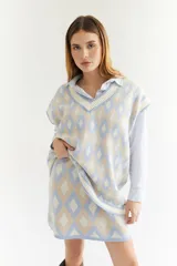 Chaleco tejido de lana con patrón de rombos en tonos lila, rojo y beige, con cuello en V y ribetes en color crema. Diseño oversize.