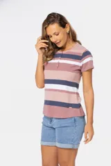 Remera de manga corta con rayas horizontales en tonos rosa, azul y blanco. Presenta cuello redondo y una botonadura frontal con botones personalizados.