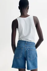 Short de jean azul de tiro alto, con cinco bolsillos y cierre con botón.
